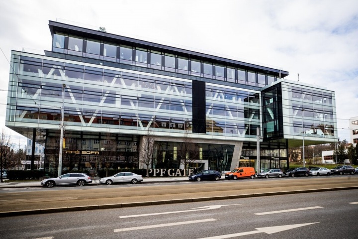 Smuteční vlajka na budově PPF v Praze