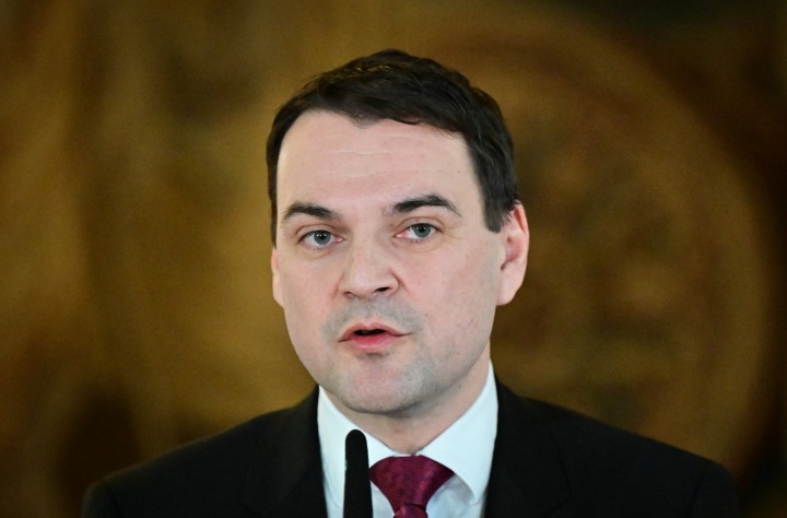 The kitty tried to intimidate Pavel