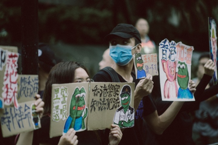 Protestující v Hong Kongu