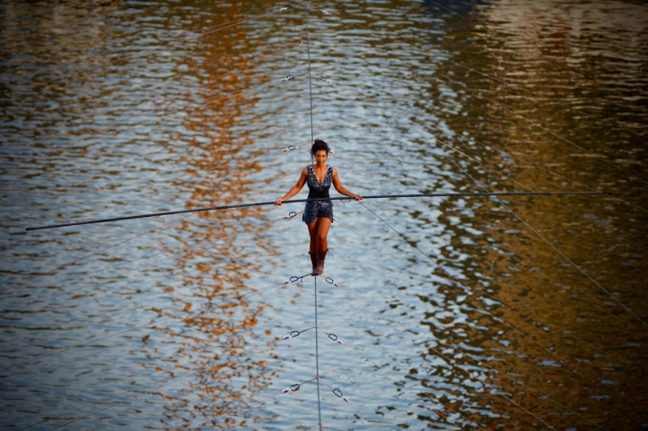 Loni zahajovala festival provazochodkyně, která bez jištění přešla Vltavu. 