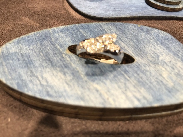 Prsen s diamantem za 2 miliony korun 