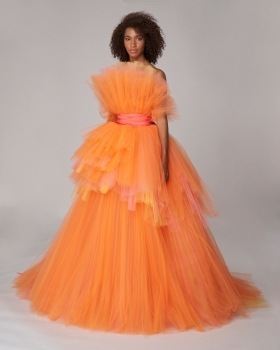 Žena v dlouhých mandarinkových tylových šatech