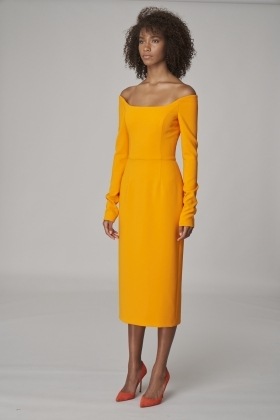 Žena ve žlutých midi šatech