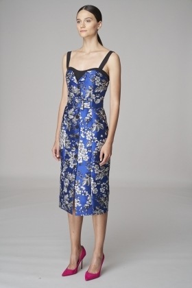 Žena v modrých květovaných šatech