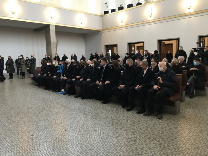 Rodina a smuteční hosté. 