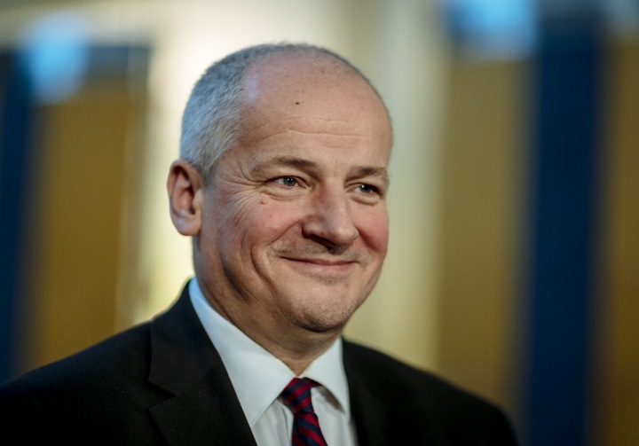 Roman Prymula bez roušky se usmívá.