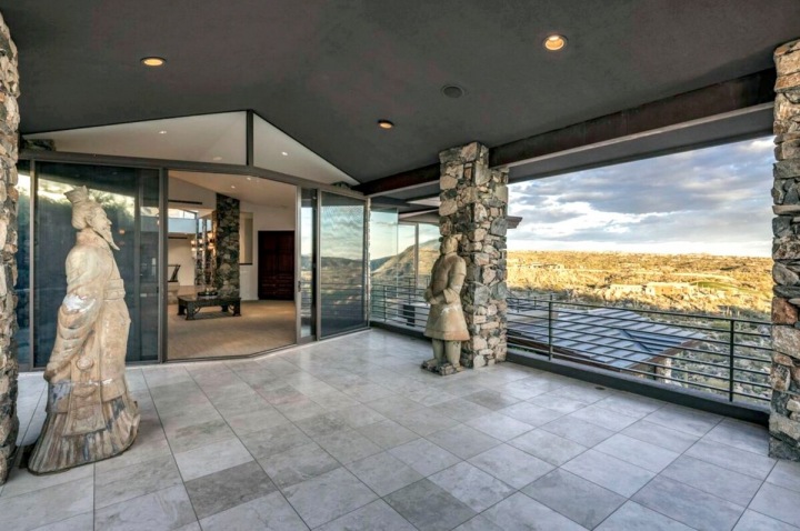 Sochy samurajů u vstupu do domu. 