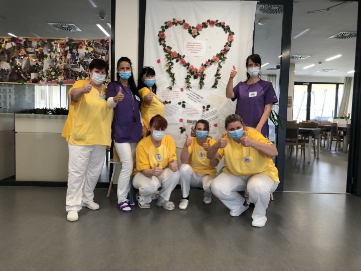 Ošetřovatelů je málo. 