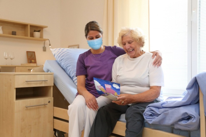 Staří lidé potřebují péči. 