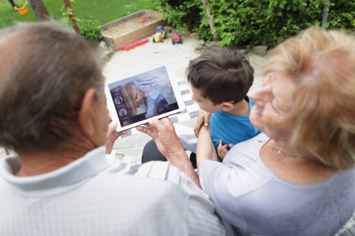 Senioři s tabletem. 