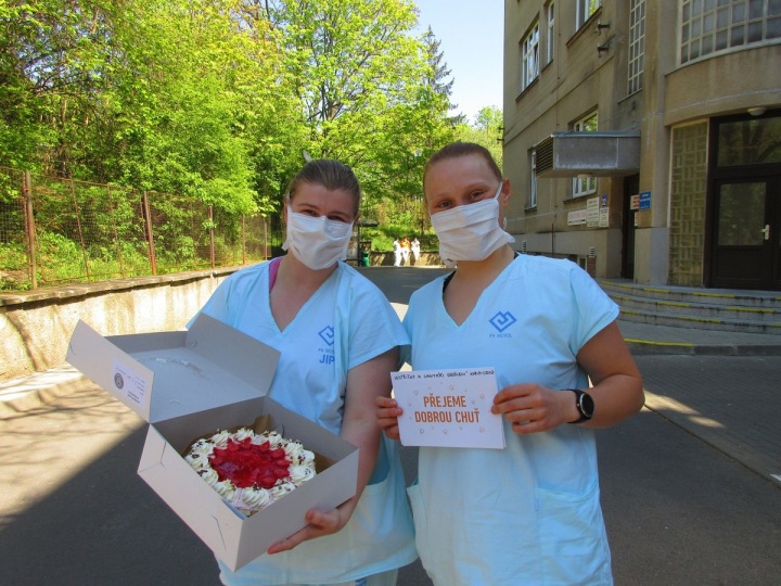 Sestřičky v Motole si pošmákly. 