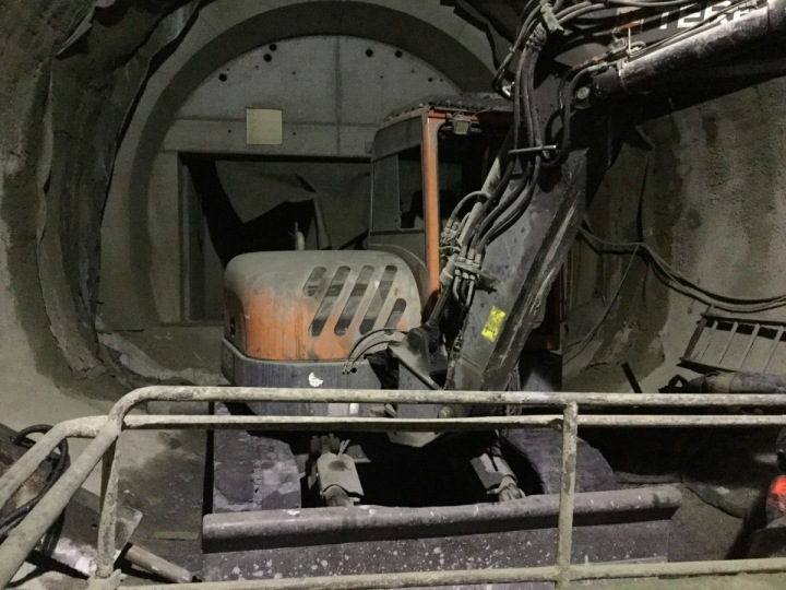 U výtahů se nachází těžká technika. 