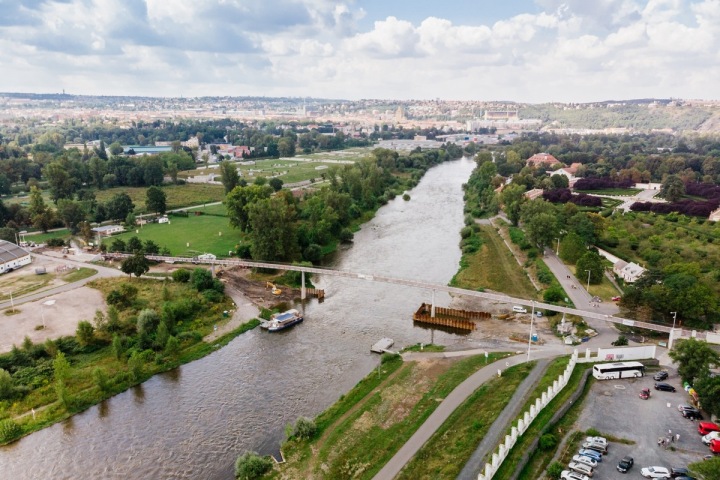 Trojská lávka vedoucí přes řeku Vltavu. 