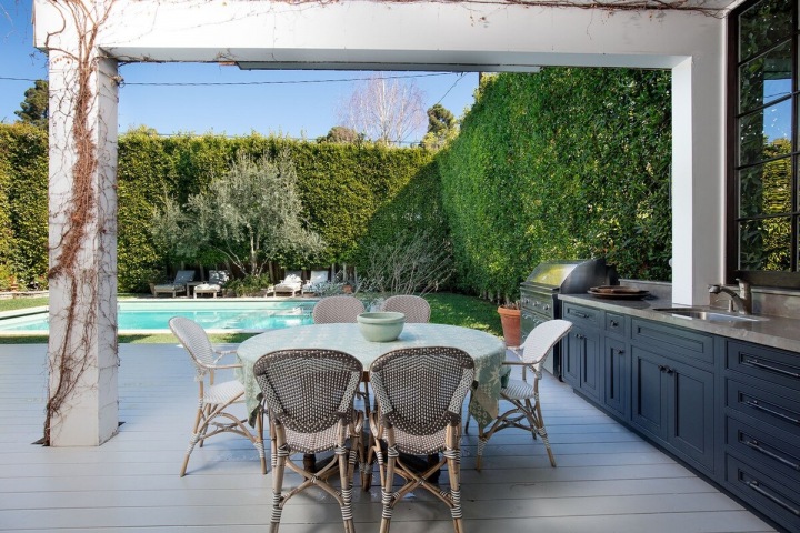 Venkovní kuchyň a bazén. 