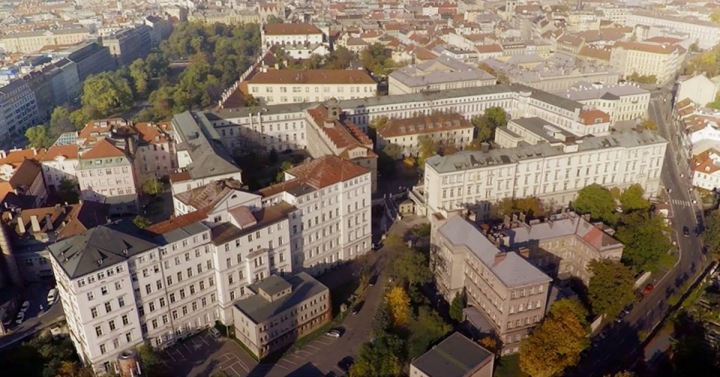 Ve Všeobecné fakultní nemocnici v Praze zachránili Robertovi život.