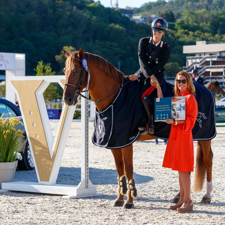 Marie Vítková předává cenu vítězi. 