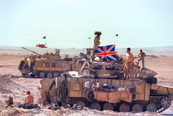 Vojáci na obrněných vozech: U vojáků se začala projevovat nemoc označena jako syndrom války v Zálivu.