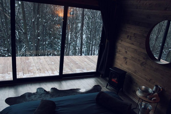 Chata Kotydž je zařízena v minimalistickém stylu.