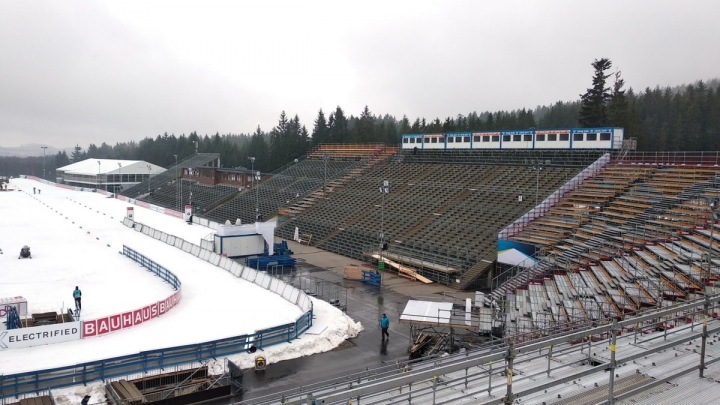 Biatlonisti závodí bez podpory diváků. 