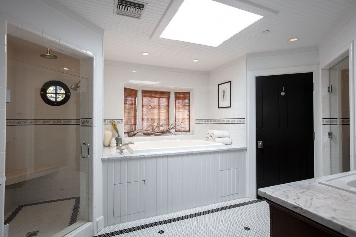 Vysoká vana v koupelně. 