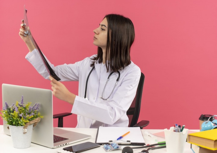 Lékařka se dívá na rentgenový snímek