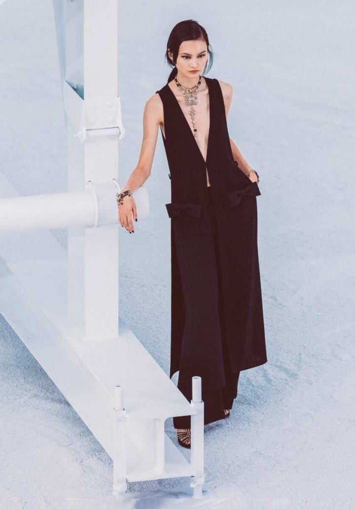 Žena v černém overalu Chanel SS2021