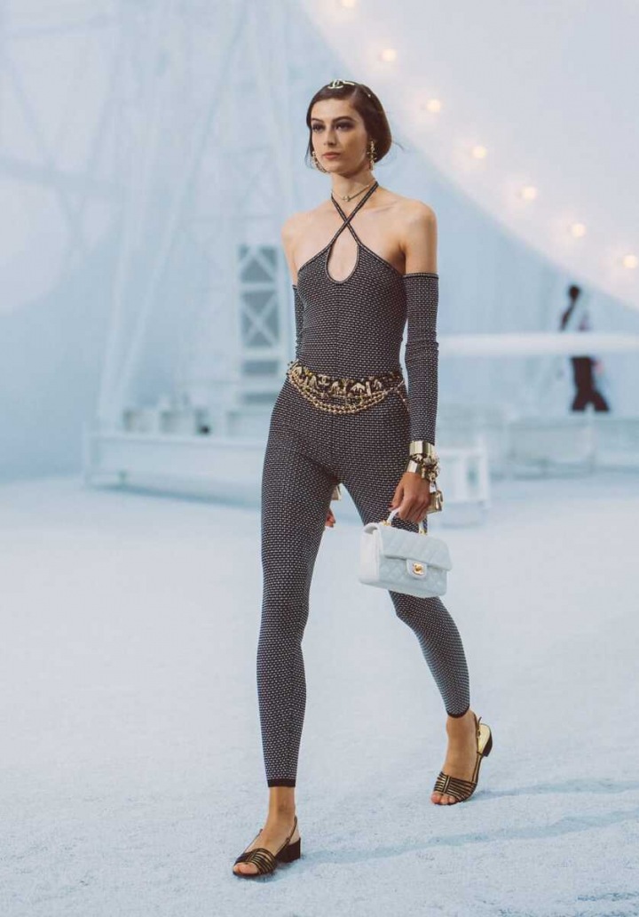 Žena v černém overalu Chanel SS2021