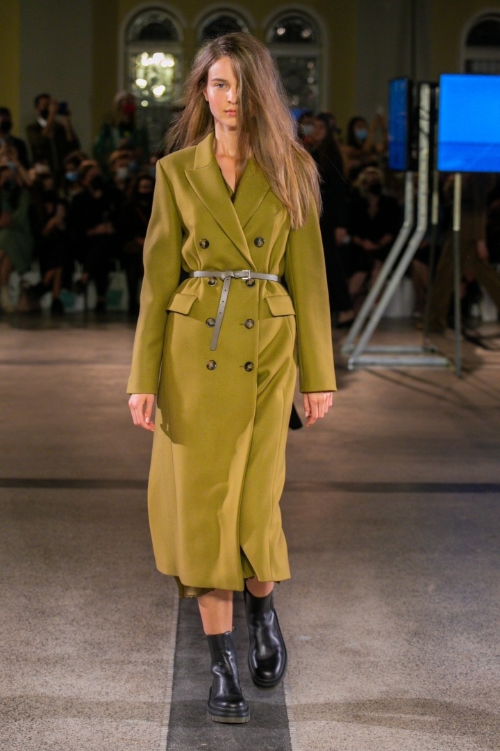 Žena v zeleném kabátu Pietro Filipi