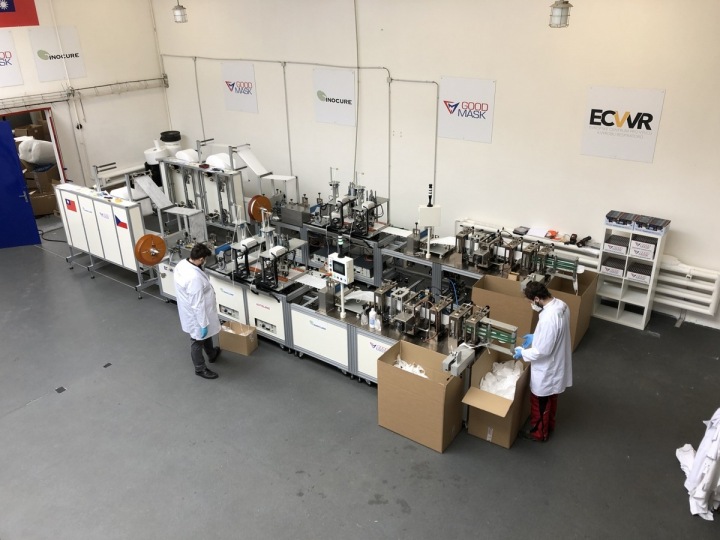 Zkušební provoz linky na výrobu respirátorů. 