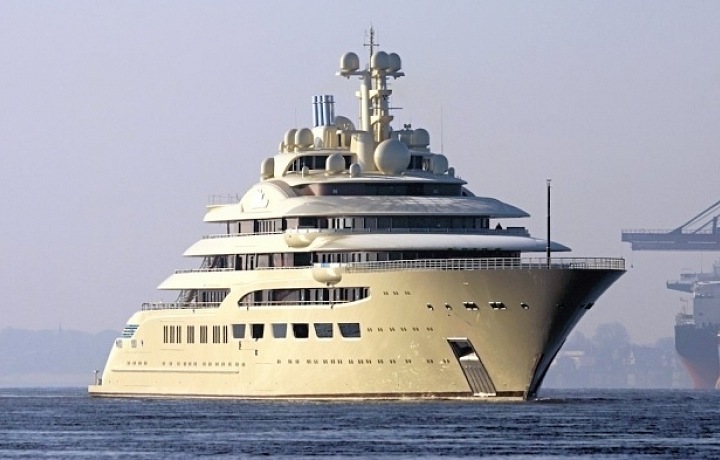 Luxury yacht Dilbar