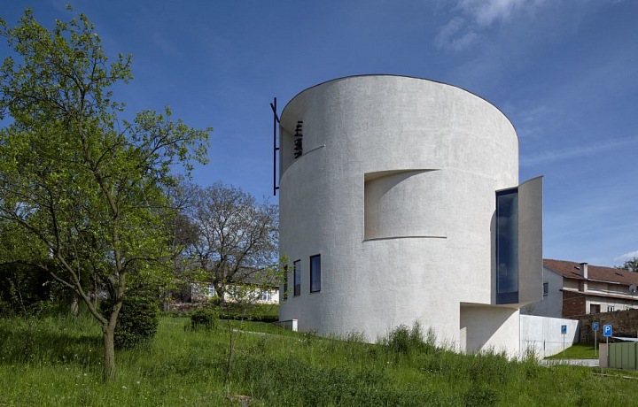 Moderní kostel v Sazovicích