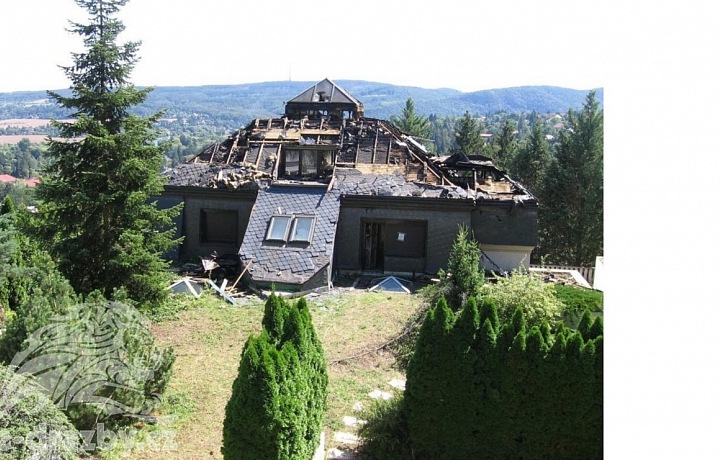 Kdysi luxusní vila je v žalostném stavu.