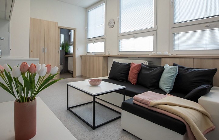 Relaxační zóna pro rodičku a její doprovod. 