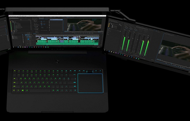 Notebook se 3 displeji