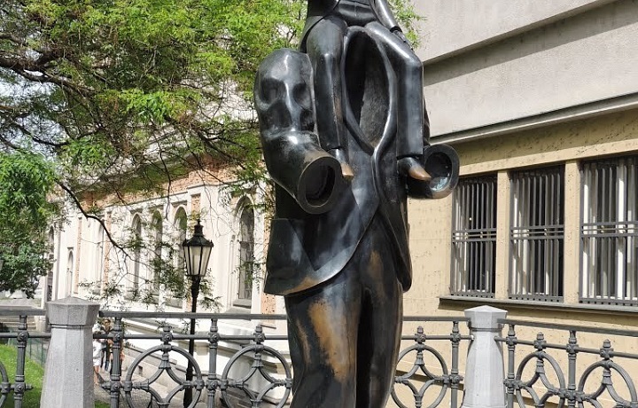 Pomník Franze Kafky od Jaroslava Róny