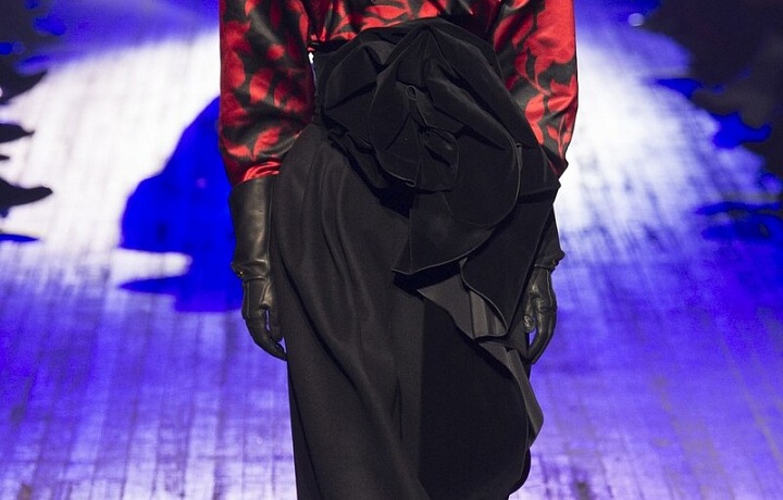 Broad shoulders and hat