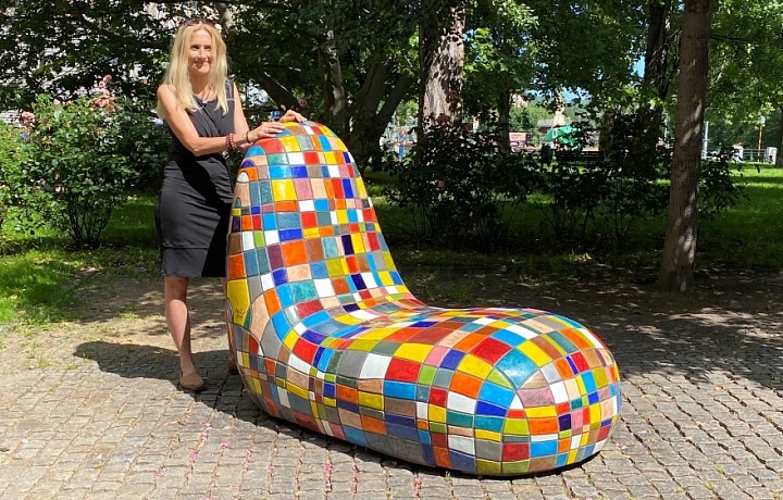 Křesla a mozaika barevných kachliček od Alexandry Koláčkové 