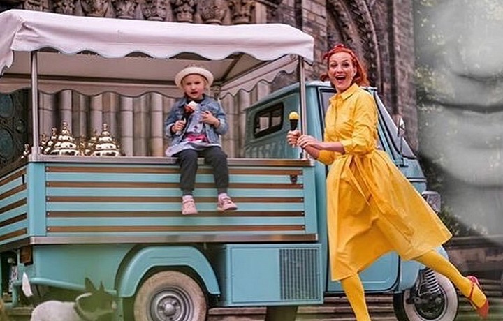 Míša s dcerou Emilkou na pohlednici, kterou fotila herečka Andrea Růžičková. 