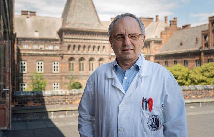 Porodník Antonín Pařízek. 