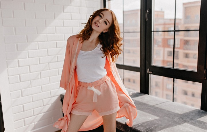 Mladá dívka v novém moderním bytě