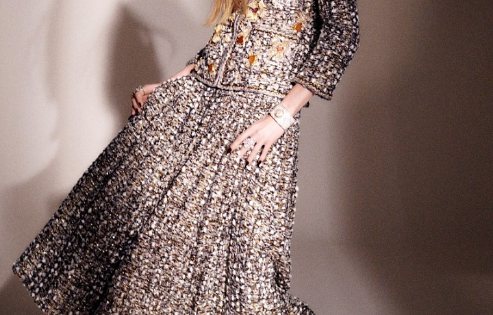 Žena v kostýmu Chanel Haute Couture Fall 2020