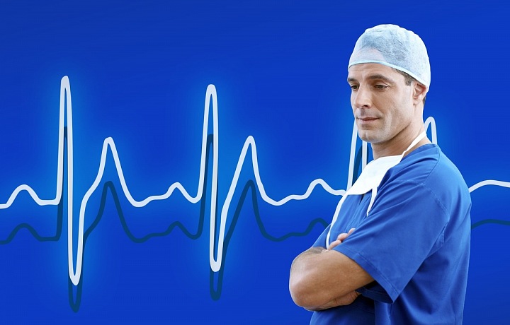 Zdravotníci v první linii bojují s nedostatkem zdravotních prostředků. 