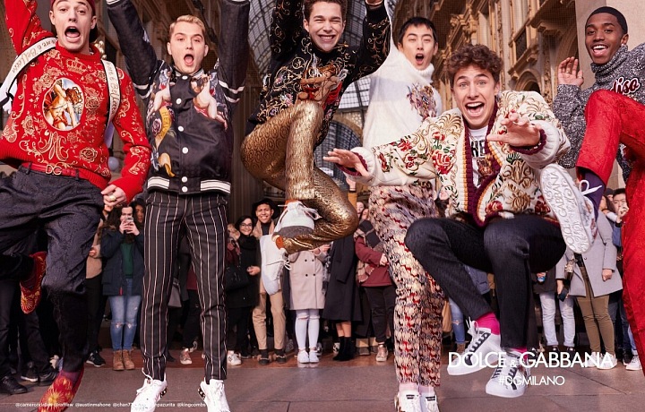 Jump into the streets in Dolce & Gabbana outfit.