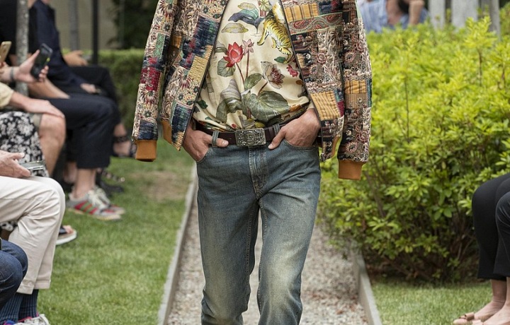 Muž v džínách a bundě Etro z kolekce SS2021