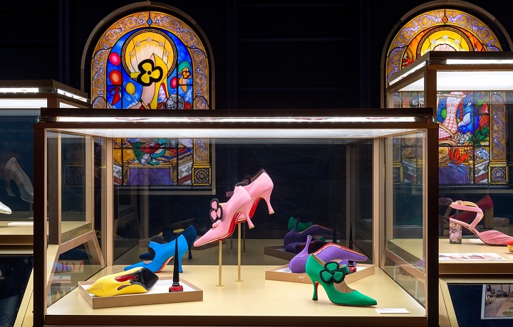 Výstava v Paříži, slavného návrháře Christiana Louboutina