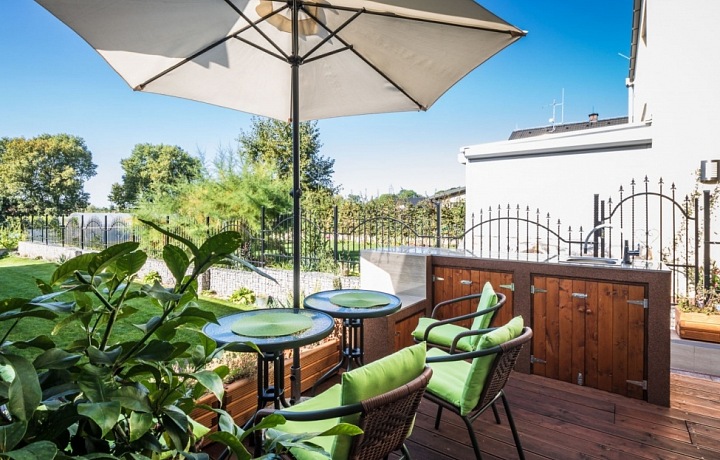 Posezení na terase s výhledy do zeleně