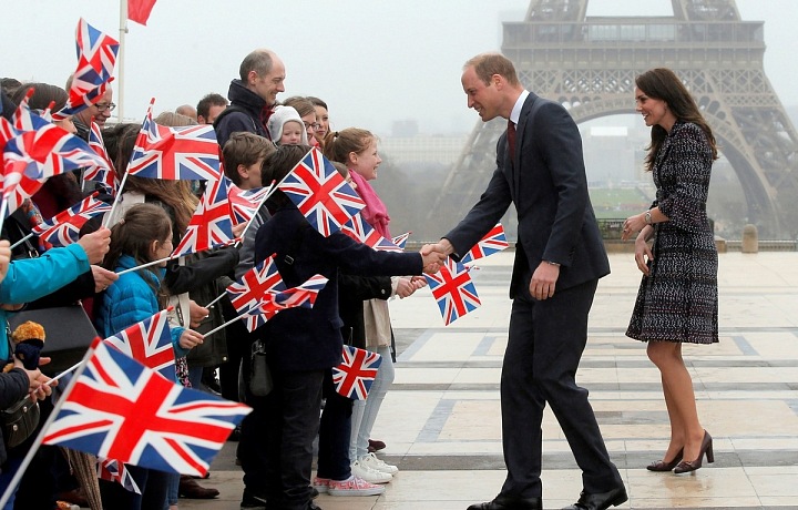 Princ William s manželkou Kate podpořují děti Bristké školy v Paříži. 