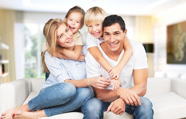 Rodina se dvěma dětmi v novém bytě