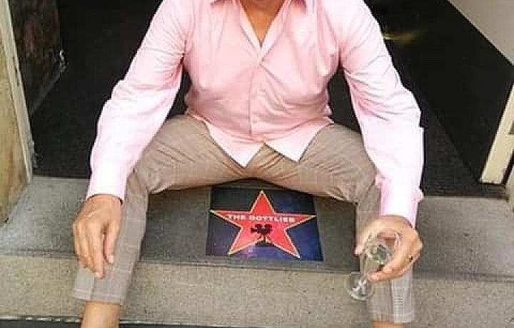 Nikdy se nepřestane smát. 