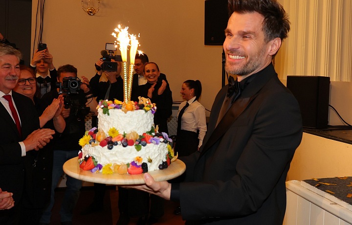 Leoš Mareš s dortem